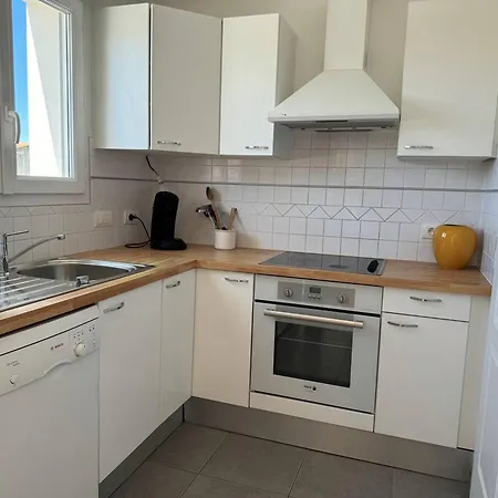 Apartment Royan : Appartement 47m², Balcon, Parking privé, Ascenseur - FR-1-738-48 *